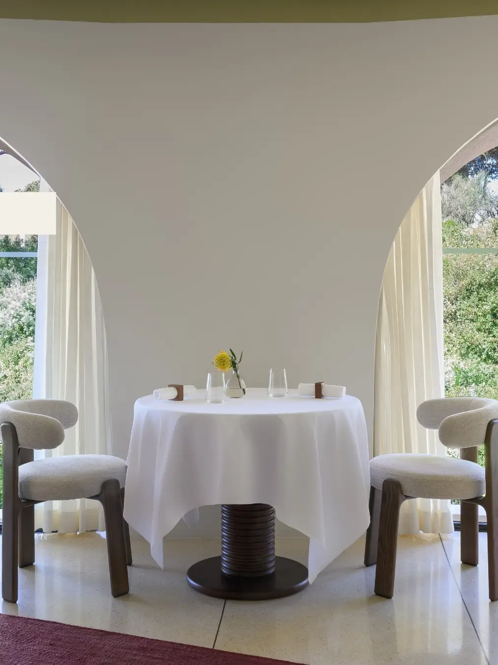 Table under arches at Coral, Edén do Mar