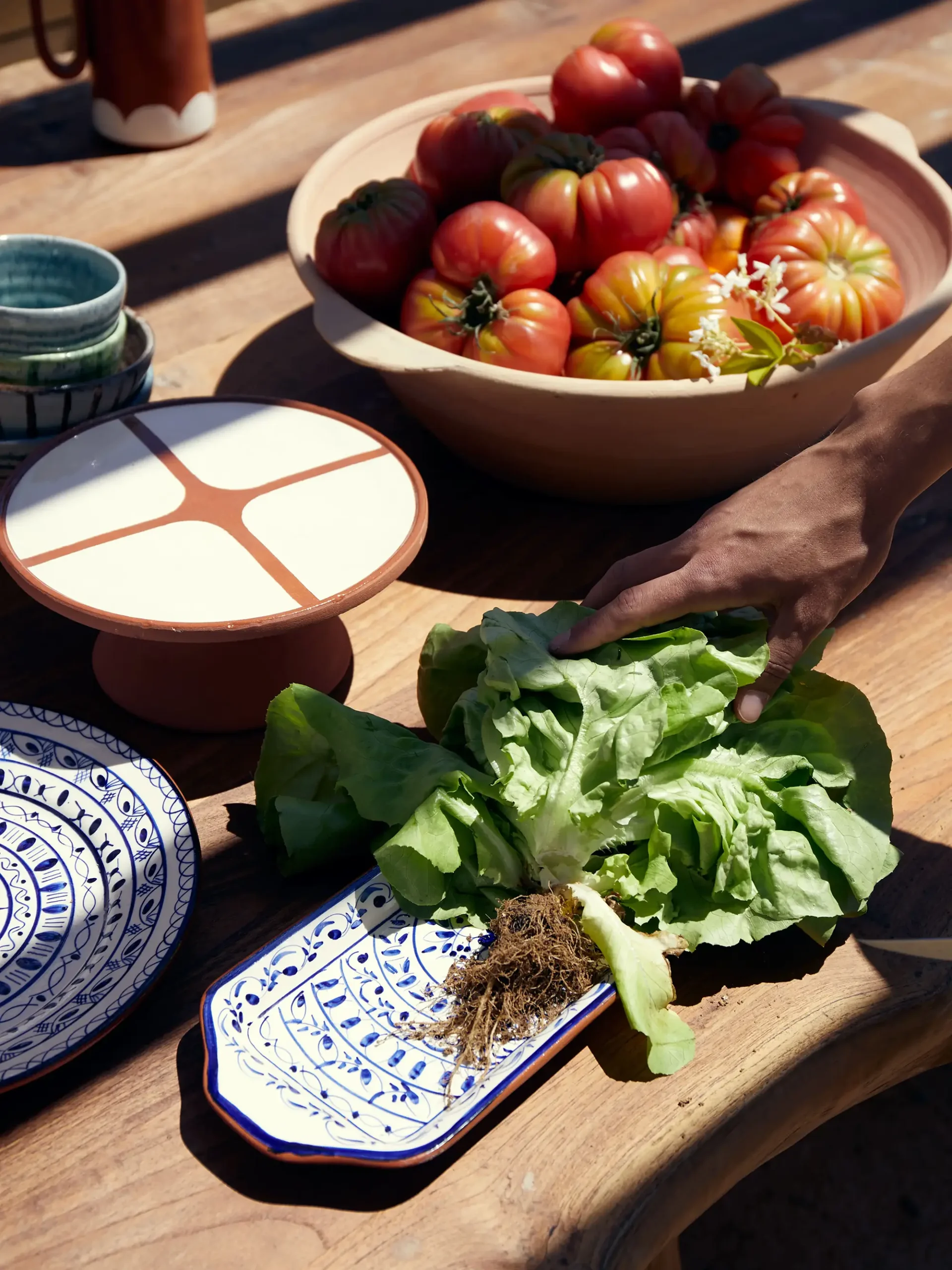 Table with tomatoes and blue tiles at Raízes, Horta da Terra