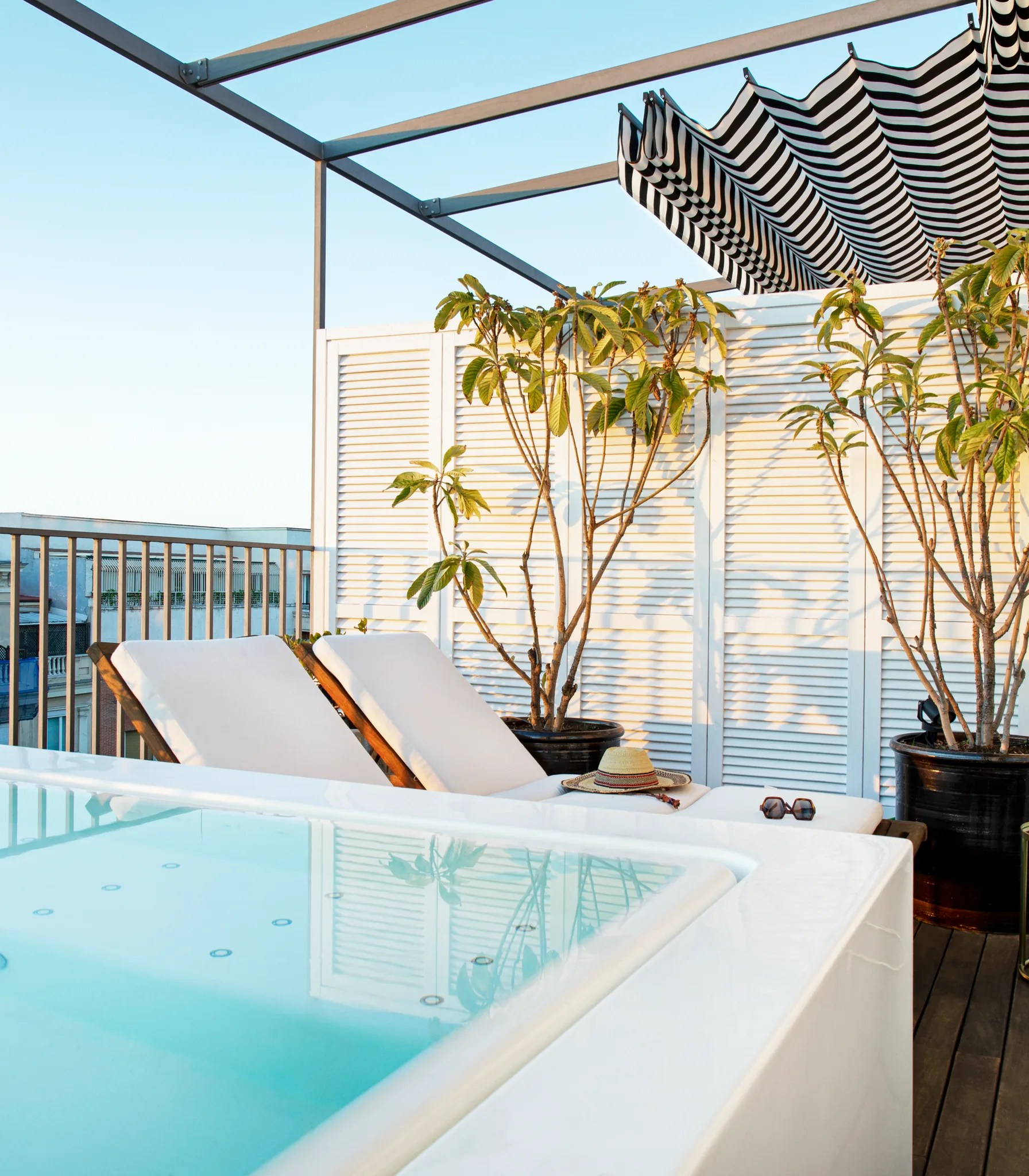 Rooftop pool with sunbeds, BLESS Madrid