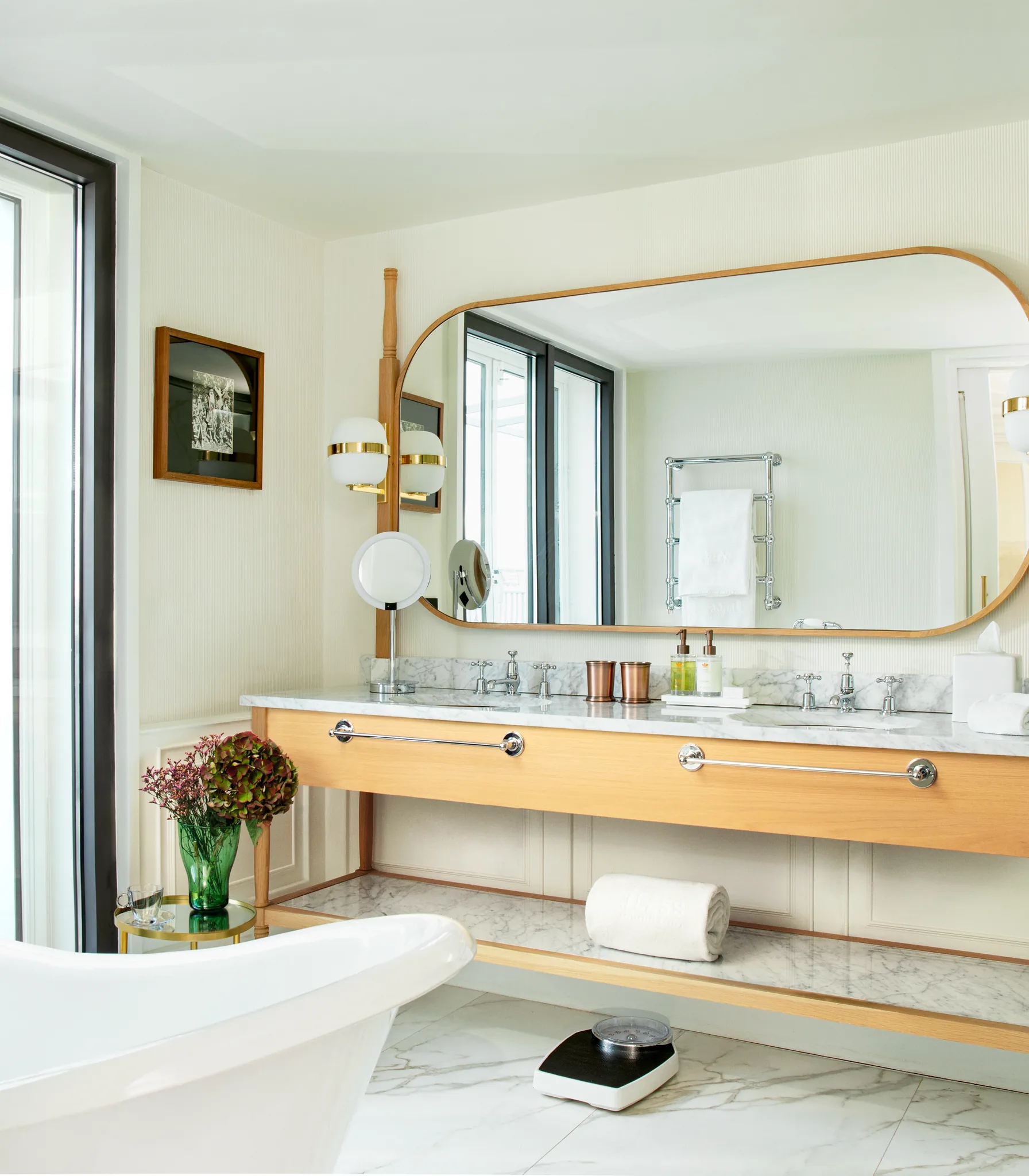 Bathroom with round mirror, BLESS Madrid