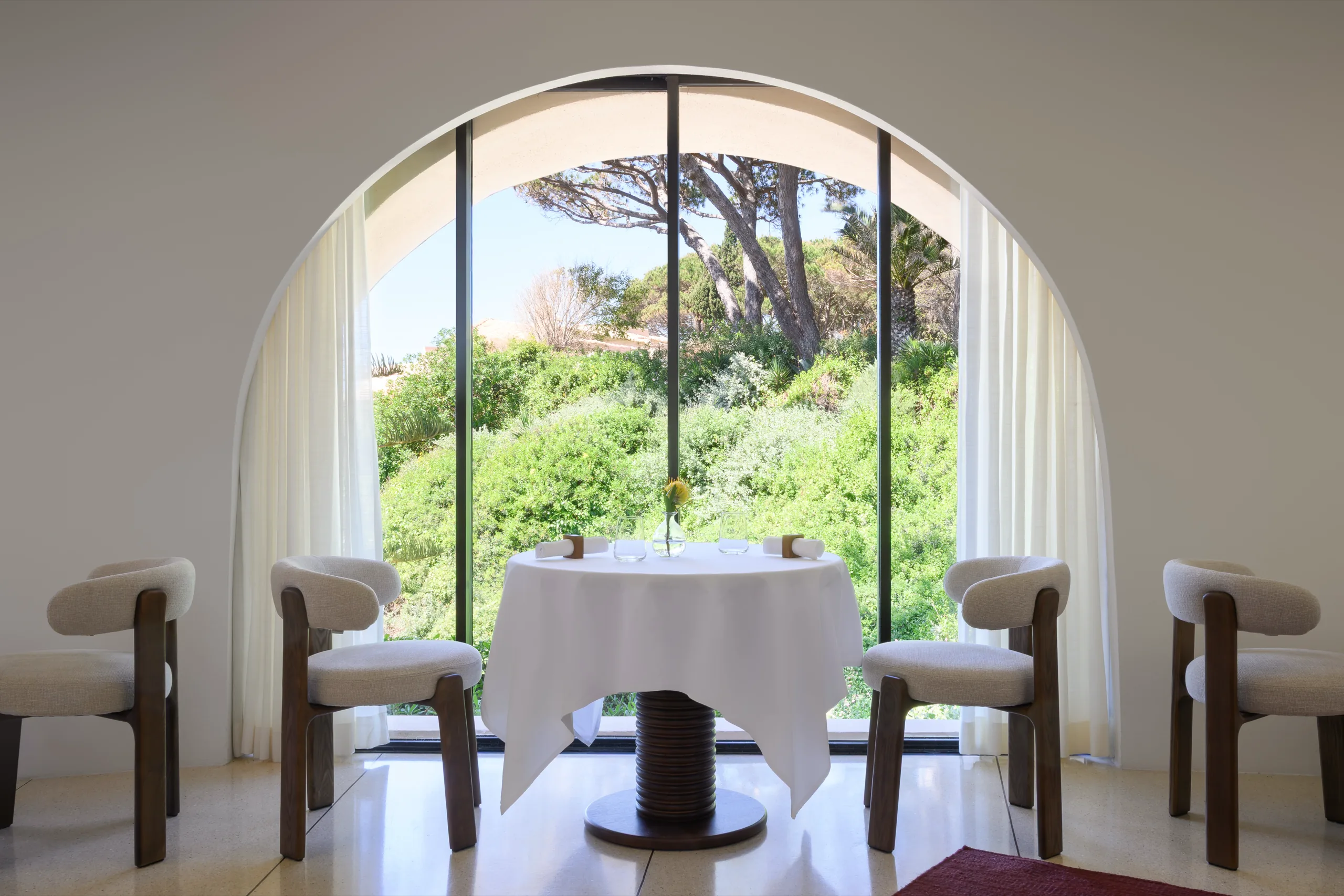 Dining room with arched windows, Coral Edén do Mar