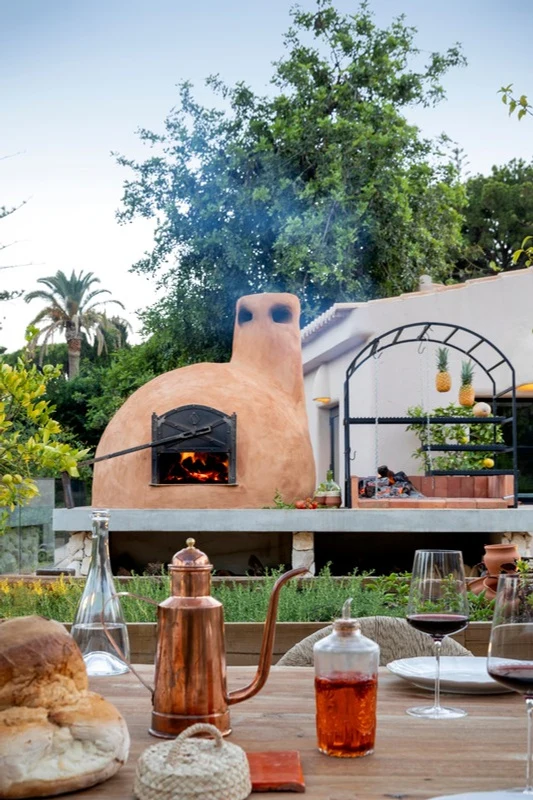 Wood-fired oven in the garden at Raízes, Horta da Terra